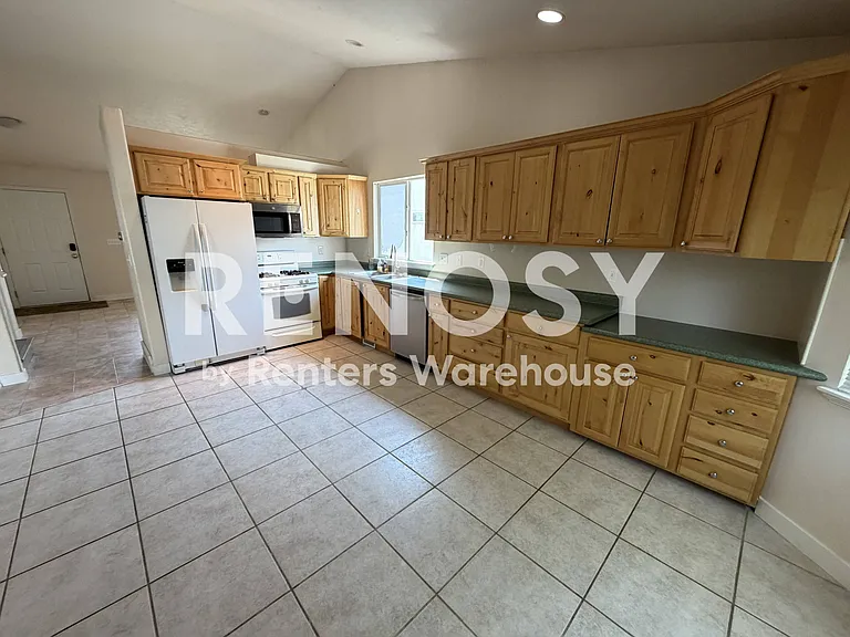437 E Stephie Marie Ln — Photo 2