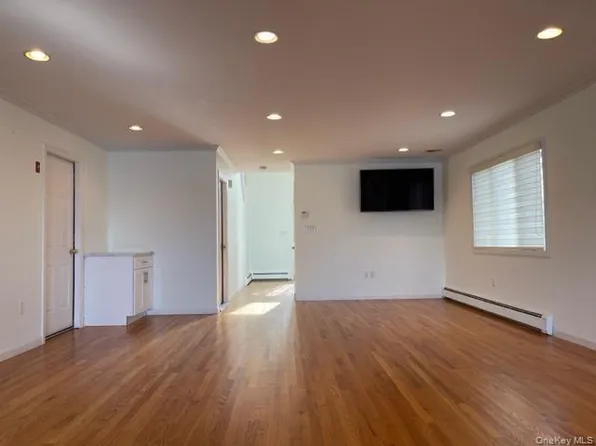 50 Island Parkway N, Island Park, NY 11558