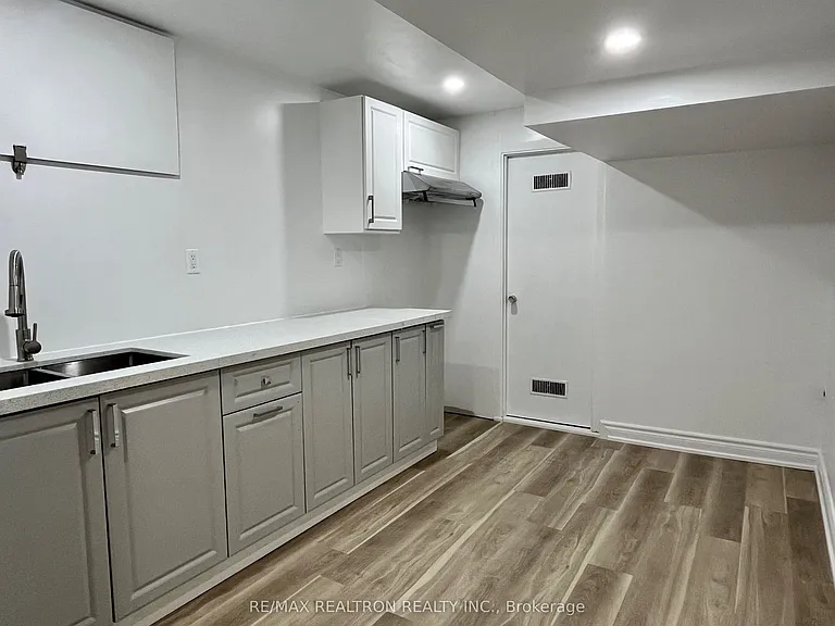 74 Lincoln Green Dr #LOWER — Photo 2