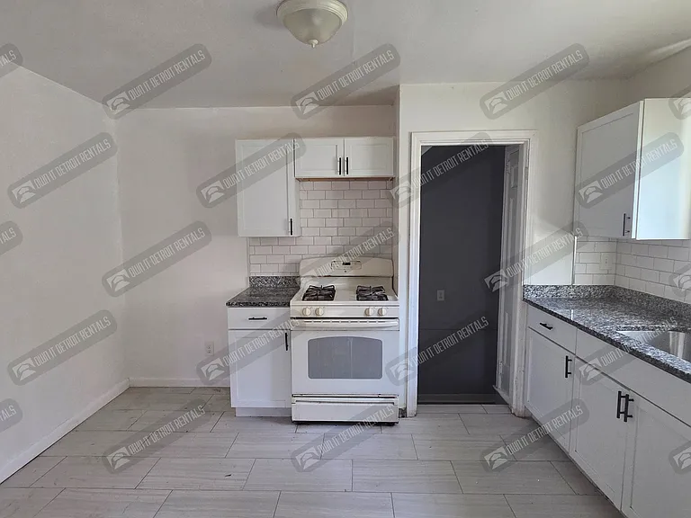 18627 Curtis St — Photo 20