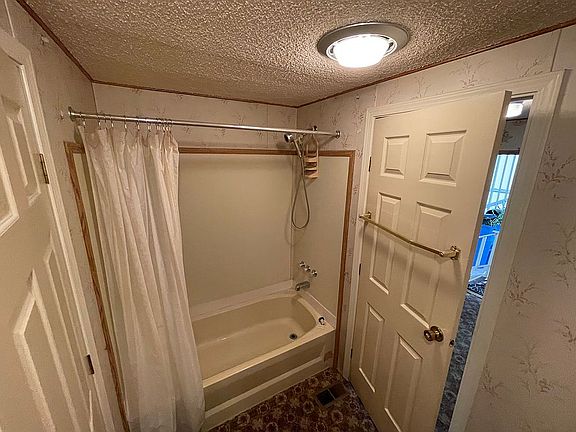 5th image of 1085 W Barberry Dr