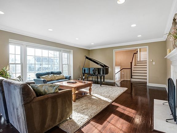3rd image of 27 Briarwood Dr