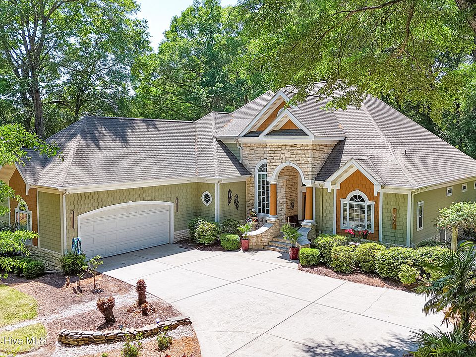 1st image of 483 Blue Heron Court