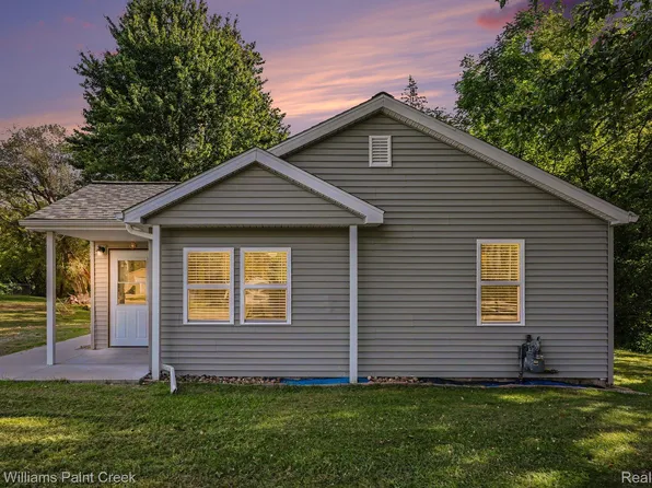 7190 Lakeshore Rd, Lakeport, MI 48059