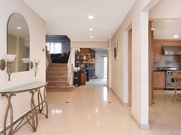 3rd image of 136 Soundview Dr
