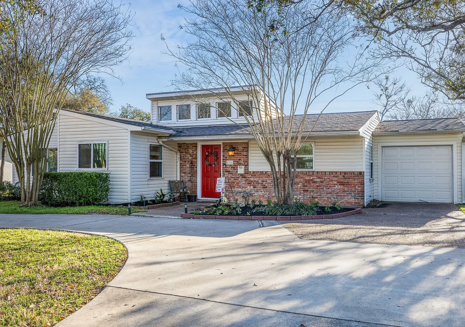 Charming 3/1 House on Huge Lot in College Woodland Hills CS! Immediate Move In! — Photo 2