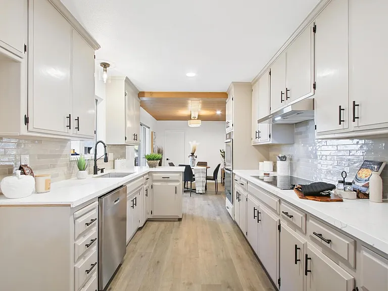 1013 Plum Ln — Photo 3