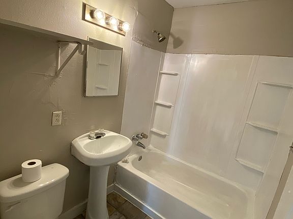 5th image of 2303 N Louis St #2307