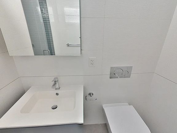 5th image of 161 Stanton St APT 5
