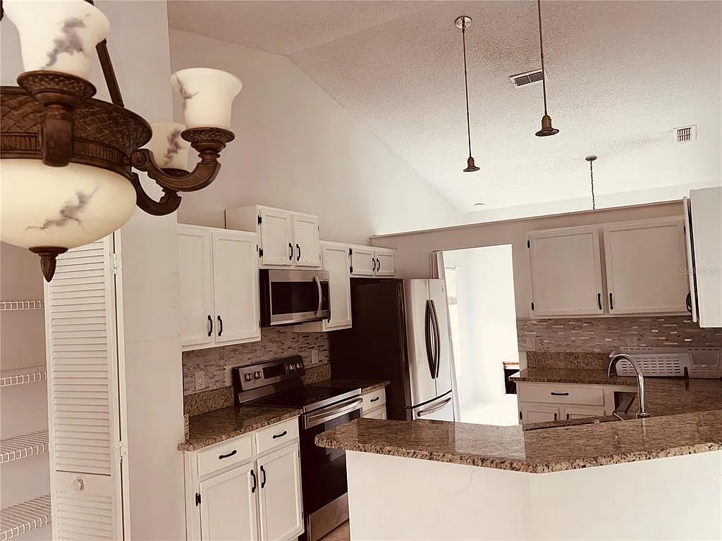3 bed, 2.0 bath, 1614 sqft, $2,900 — Photo 3