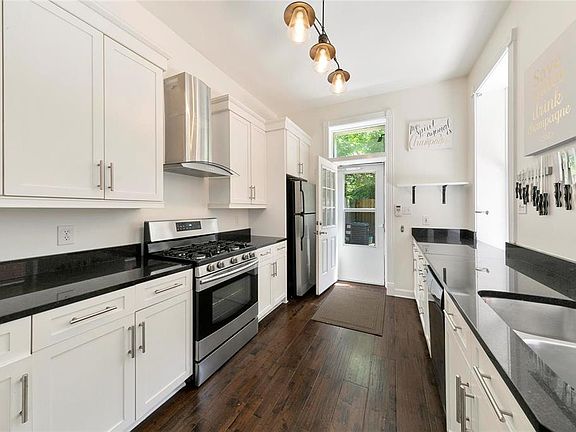4th image of 1204 Mackay Pl