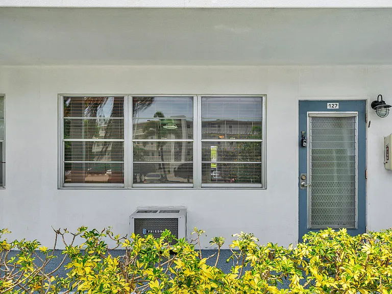 127 Westbury #G — Photo 2