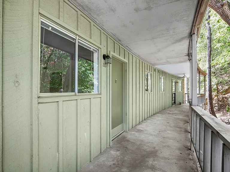 1801 Westlake Dr Apartments — Photo 8