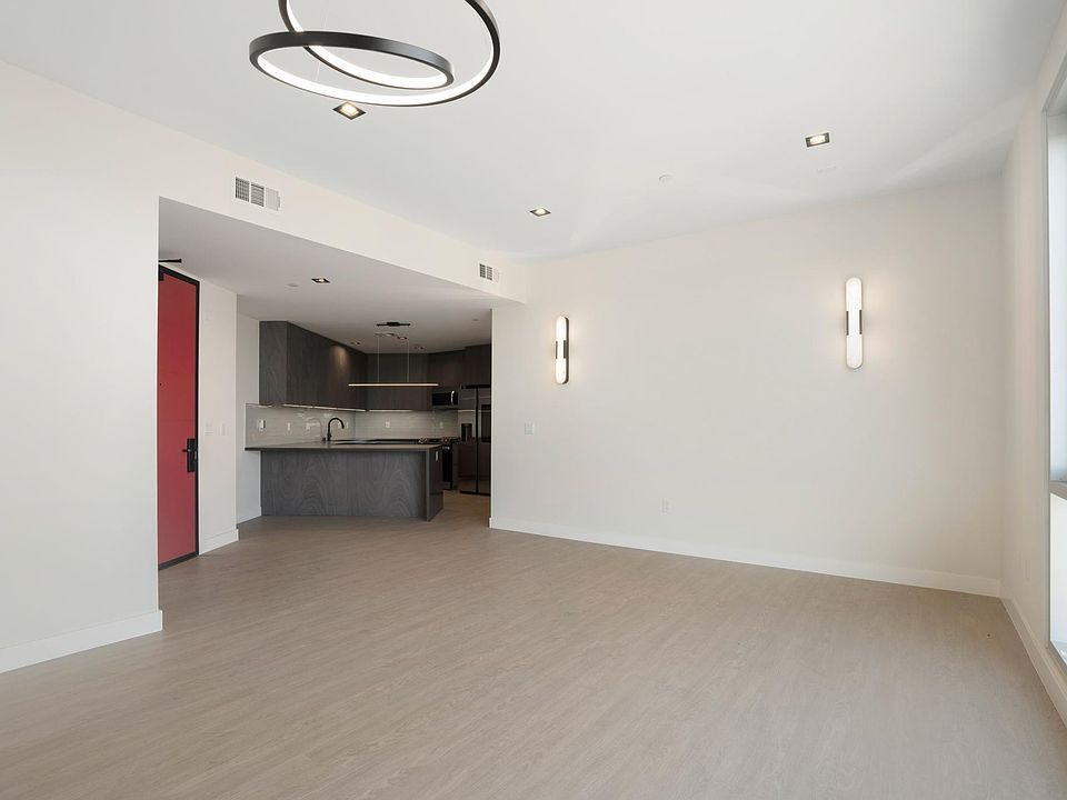 1st image of 495 The Promenade N #207