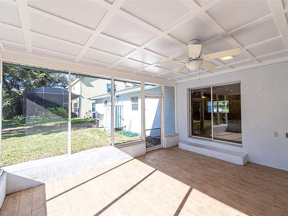5th image of 611 Poinsettia St