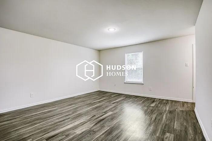 2829 Oakdale St — Photo 3