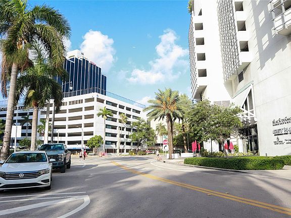 4th image of 1750 N Bayshore Dr APT 3611