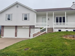 1629 NE Whitestone Dr, Lees Summit, MO 64086