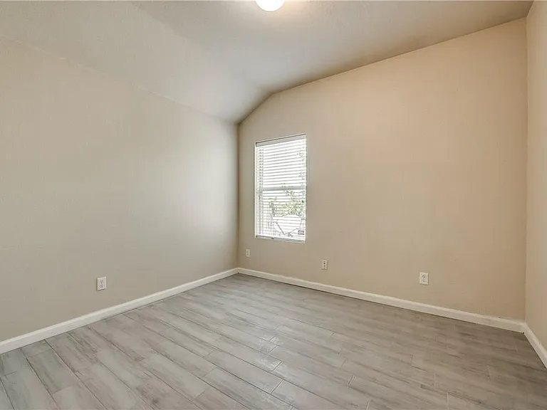 952 Bentwood Trl — Photo 17