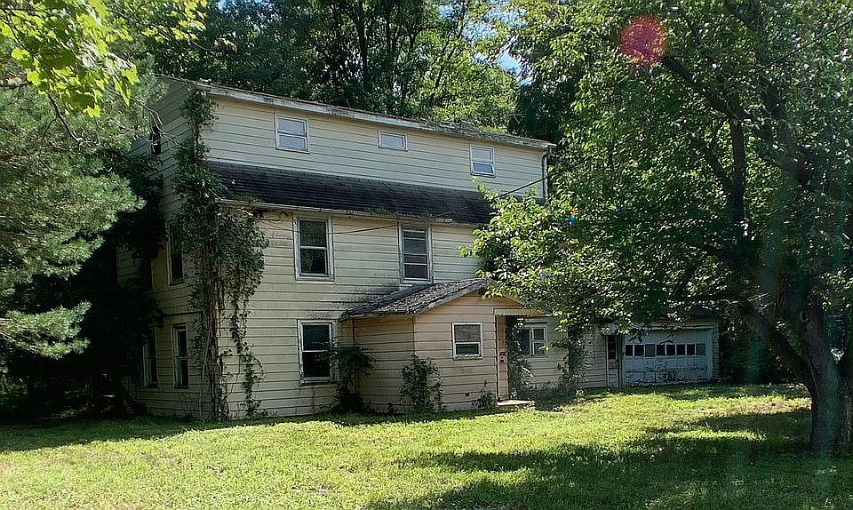2nd image of 372 Hightstown Rd