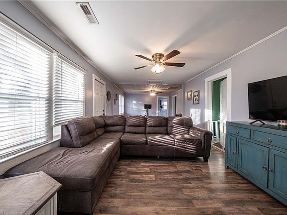 4th image of 210 Little Arcadia Dr