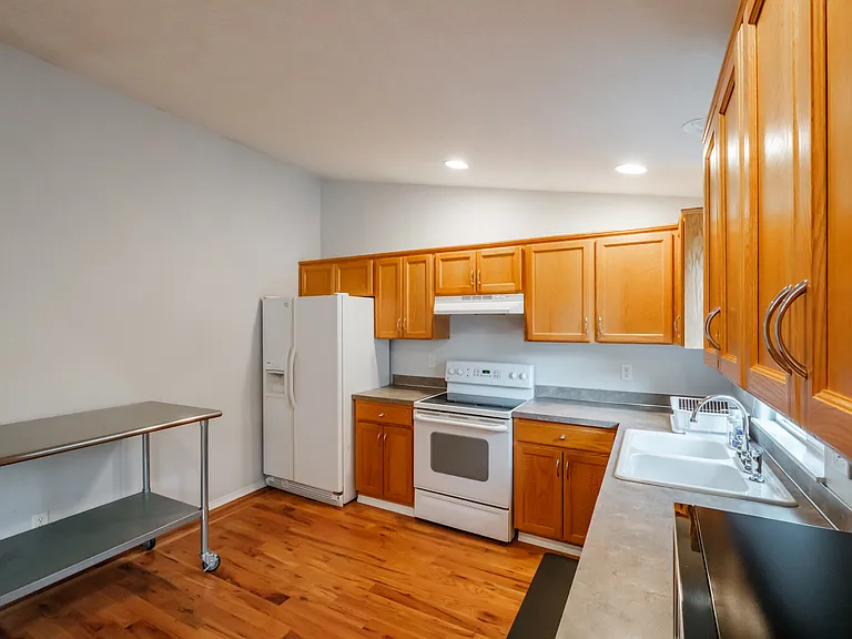 831 NW Teak Loop — Photo 16