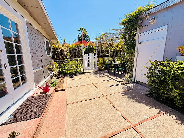 21 E Arrellaga St #B — Photo 10