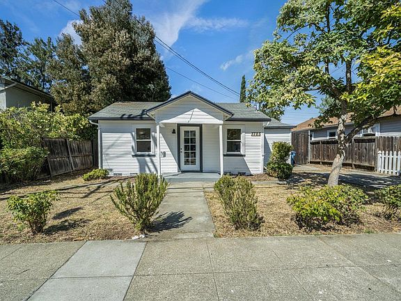 3rd image of 3785 Park Blvd