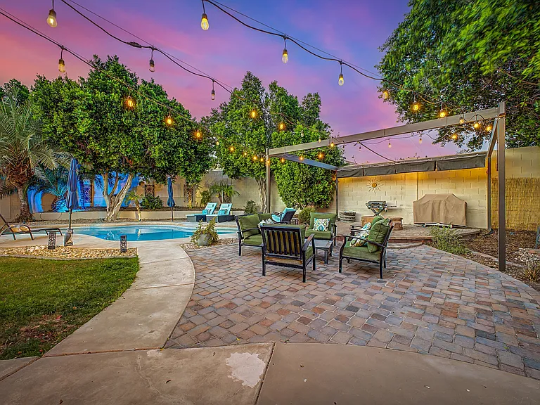 1622 W Nighthawk Way — Photo 2