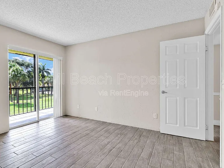 414 Meadows Cir — Photo 15