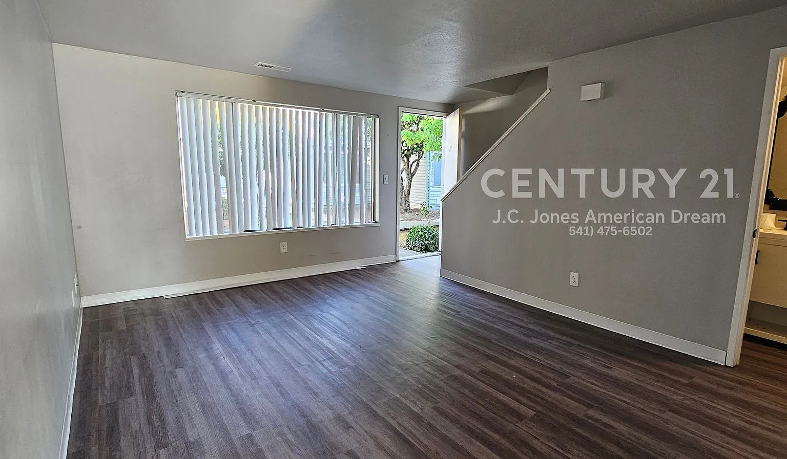 2 Bed, 1.5 Bath Town Home North Medford — Photo 1