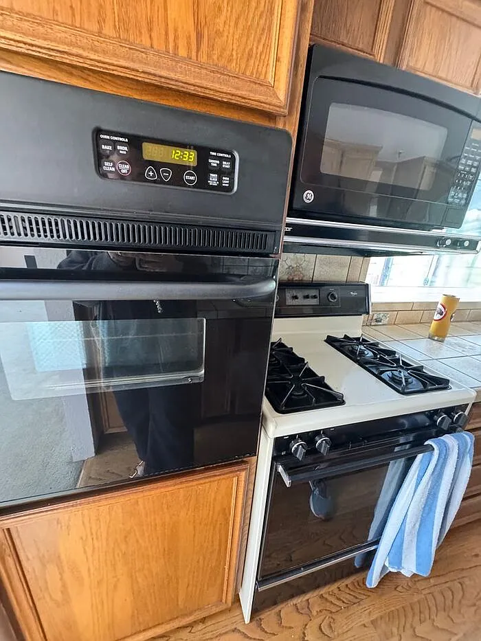 4 bed, 2.0 bath, 2100 sqft, $3,000 — Photo 4