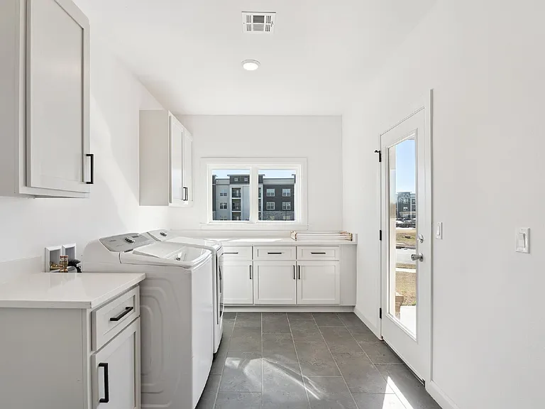 2410 W Charleston St — Photo 58