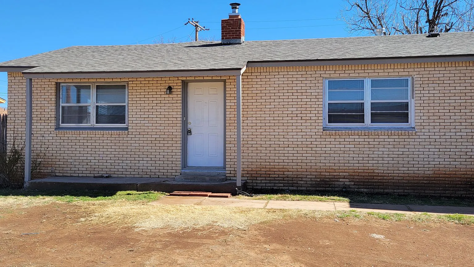 Charming 3 Bedroom Home In North Clovis — Photo 1