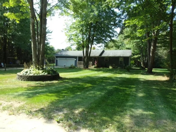 3725 Strand Rd, Muskegon, MI 49445