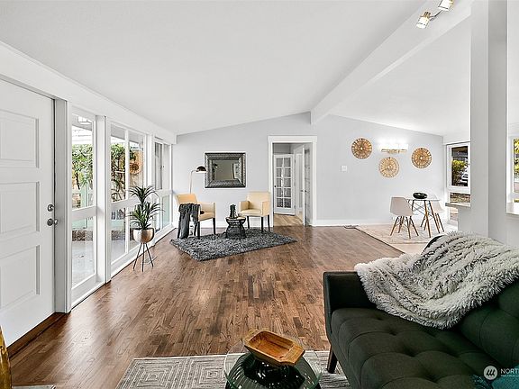 3rd image of 3007 Elwood Dr W