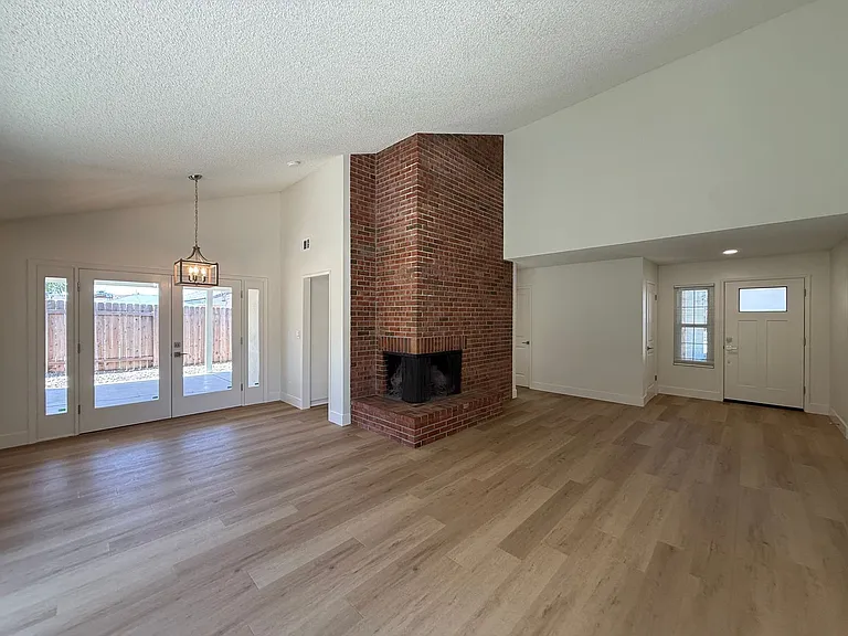 1120 Village Dr — Photo 6