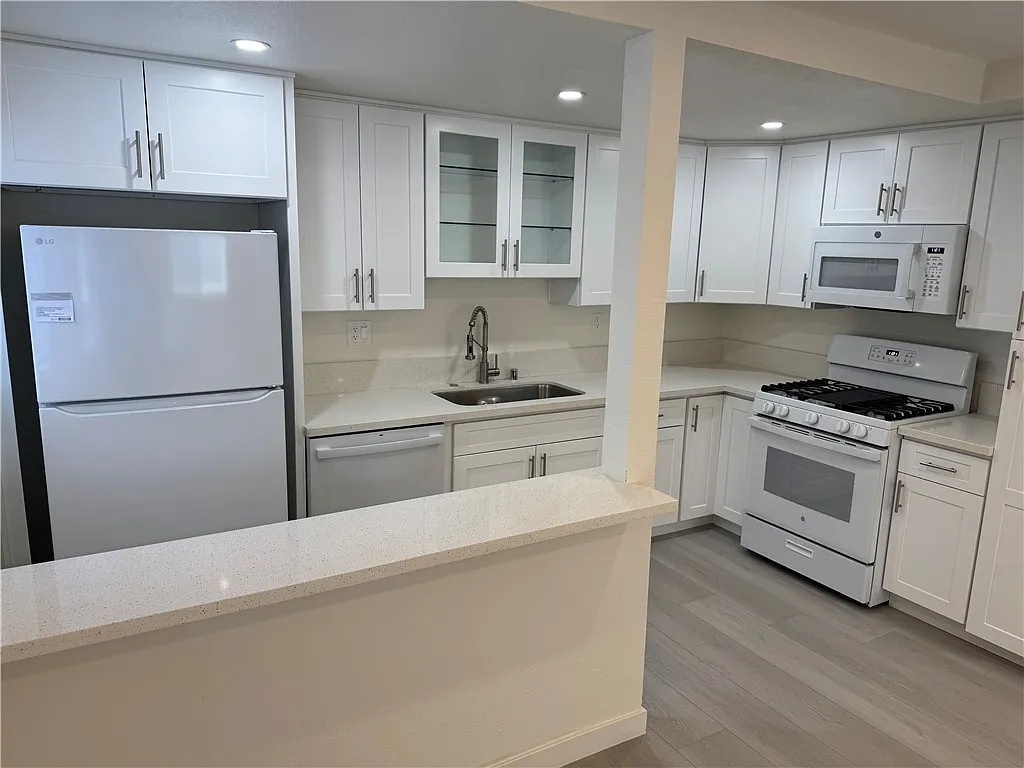 2 bed, 1200 sqft, $2,995 — Photo 4