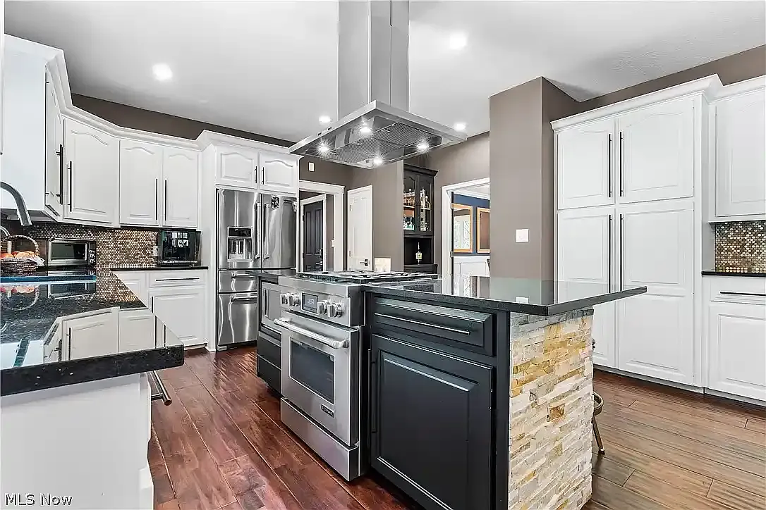 4 bed, 3755 sqft, $4,250 — Photo 3
