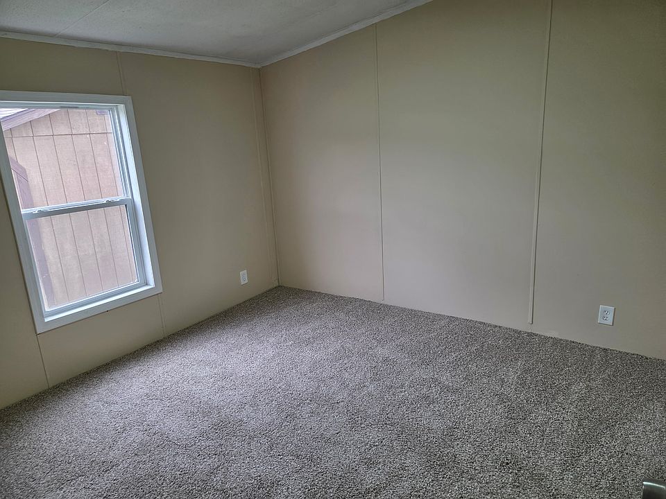 2nd image of 120 2nd St NE