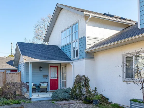 211 Henry St, Victoria, BC V9A 3H8