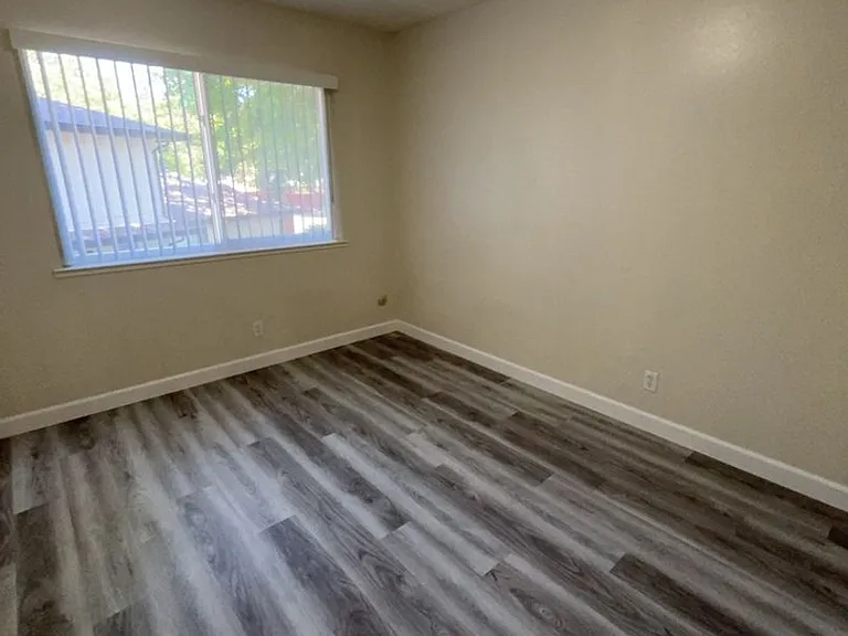 1901 Donner Ave #4 — Photo 8