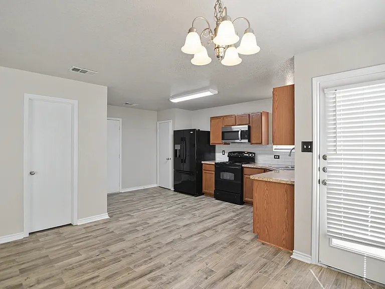 3304 Regency Ct — Photo 4