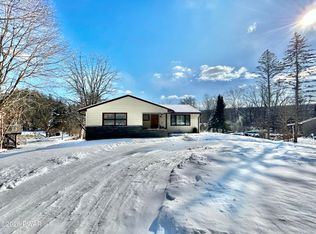 100 Hickory Ln, Hawley, PA 18428