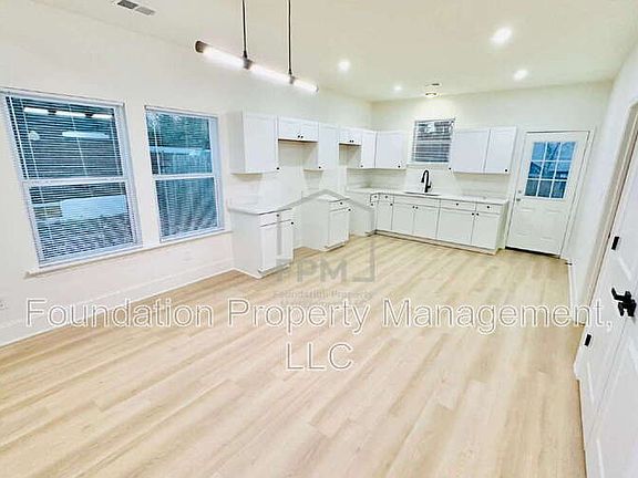 5th image of 910 Dickinson St