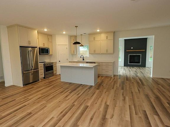 3rd image of 1007 8th Ave NE