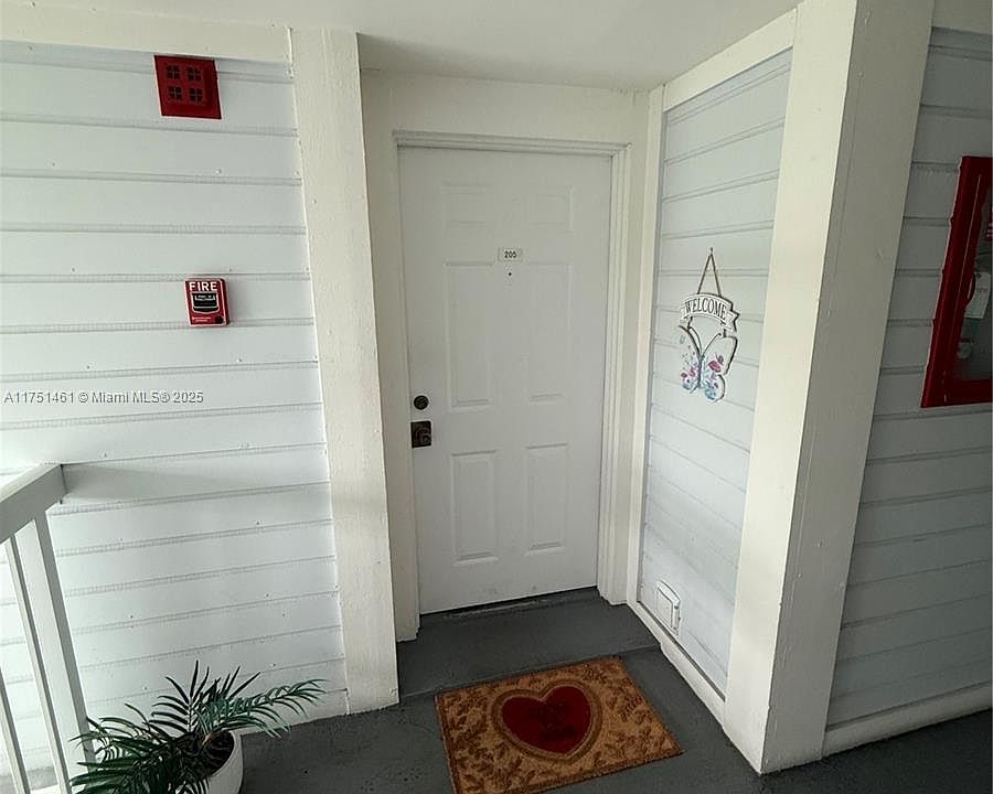 1st image of 935 NE 199th St APT 205-16