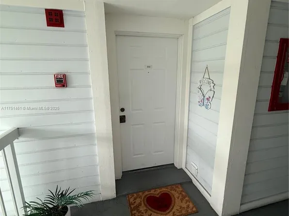935 NE 199th St APT 205-16, Miami, FL 33179