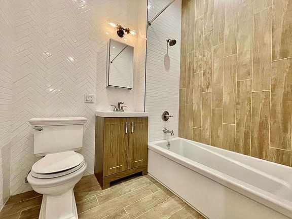 4th image of 232 Tompkins Ave #1B