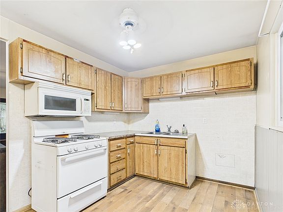 5th image of 210 Victoria Dr
